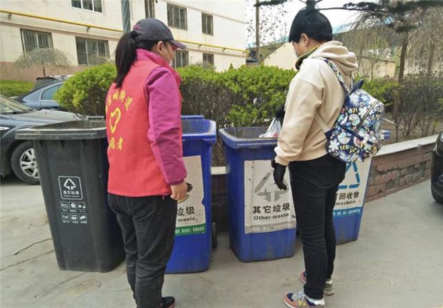 兰州西固：志愿者变身“桶边督导员”，指导居民正确垃圾分类