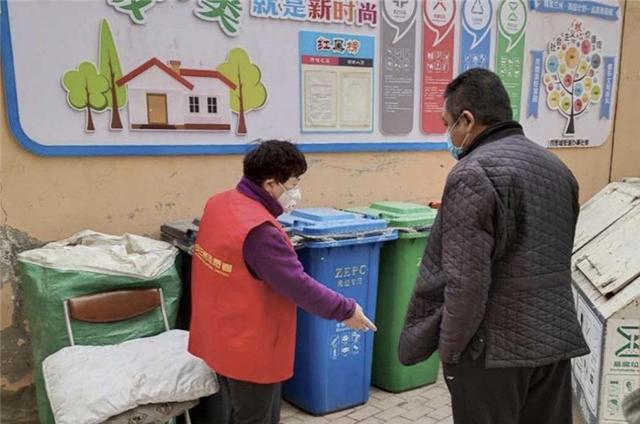 兰州西固：志愿者变身“桶边督导员”，指导居民正确垃圾分类