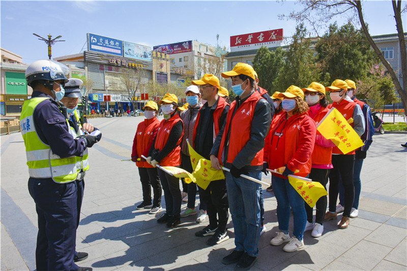 酒泉市肃州区：打造专业队伍 常态化开展文明交通劝导志愿服务活动