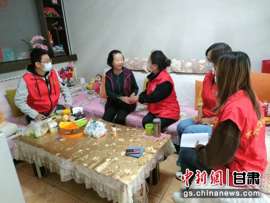 图为志愿者加大入户宣传力度。