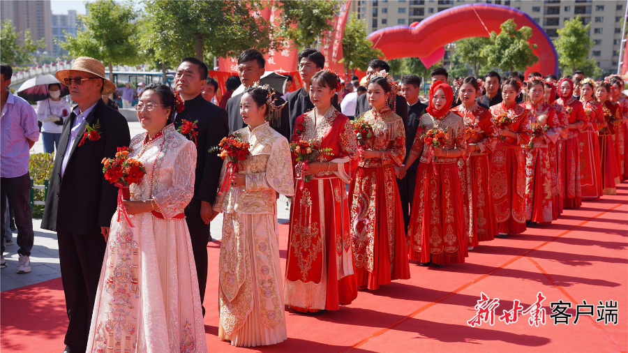 现场举行“蓝川作证·情定胭脂湖”第二届集体婚礼。（图片由新甘肃·甘肃日报通讯员边小磊 摄）