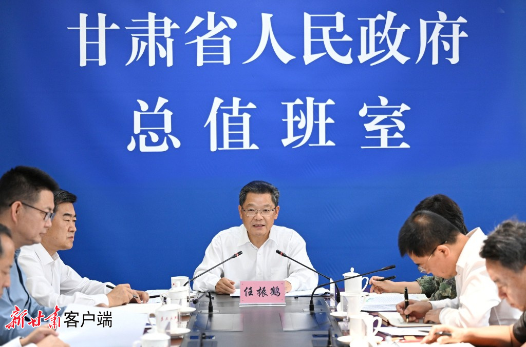 7月31日，省委副书记、省长任振鹤在省政府总值班室对防汛形势再分析、重点工作再调度。新甘肃·甘肃日报记者 盛学卿